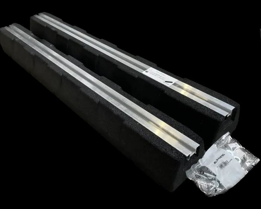 Afbeeldingen van RB100-1-130: Rubberen montagebalken 1000*135*95mm incl boutenset